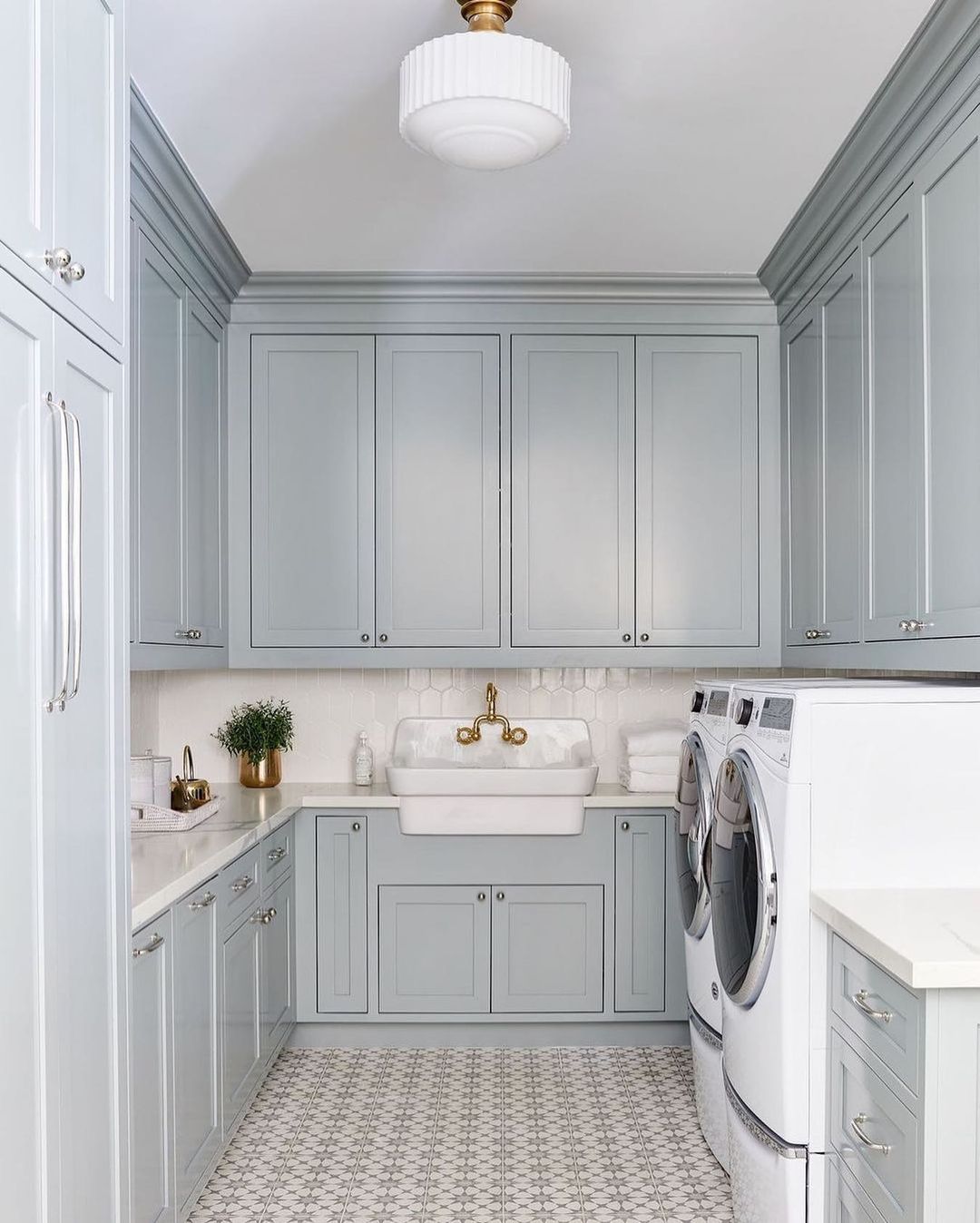 Hexagonal Tile Backsplash for a Contemporary Look