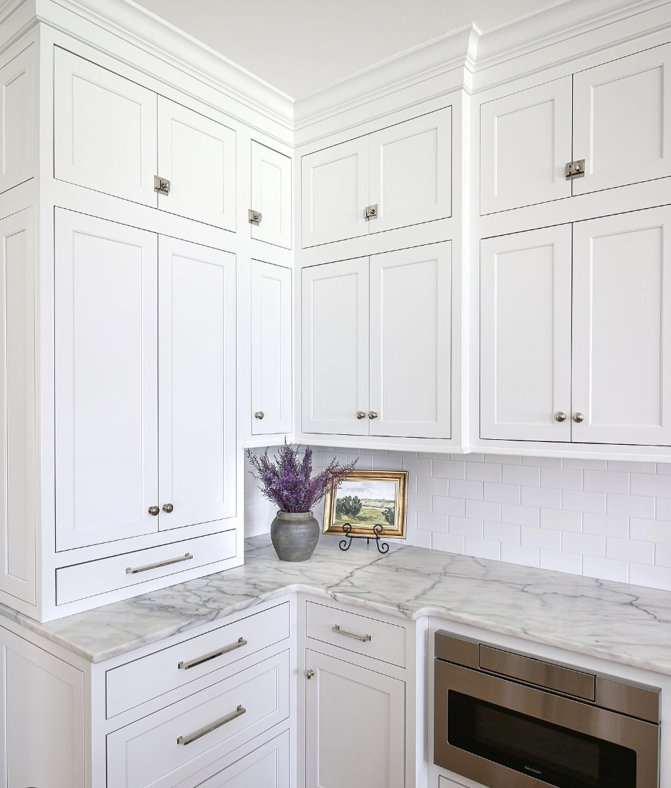 L-Shaped Kitchen Cabinetry Finished With Crown Molding