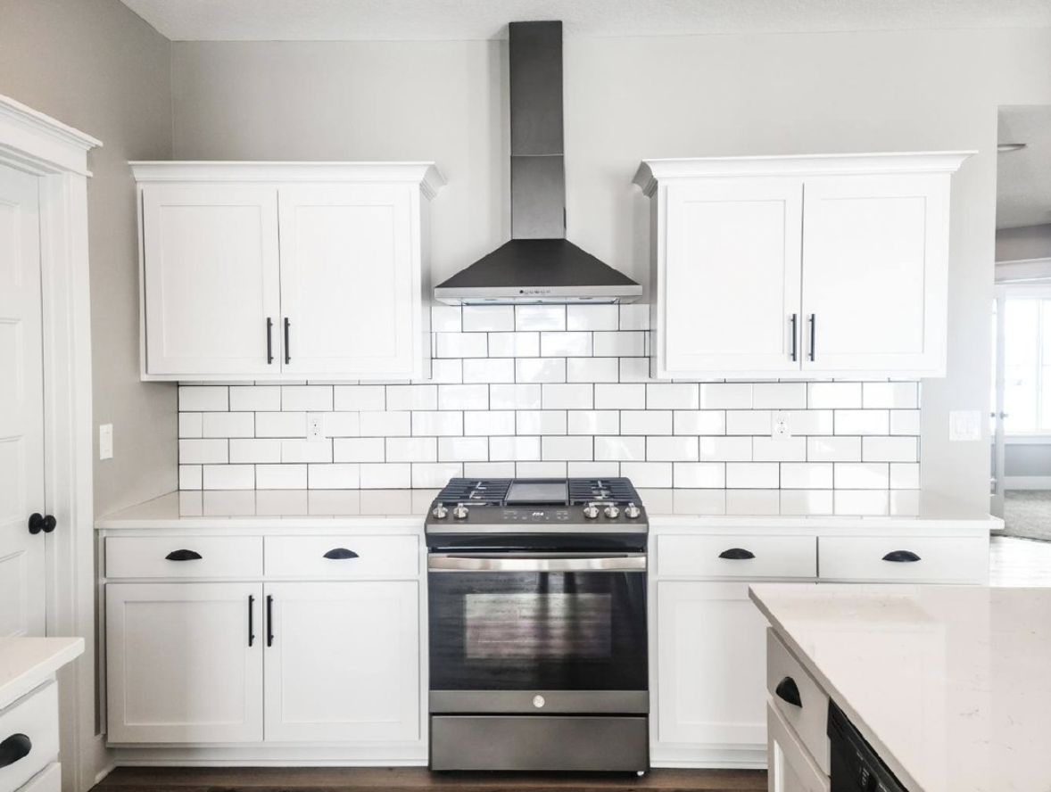 Subway Tile Backsplash With White Kitchen Cabinets