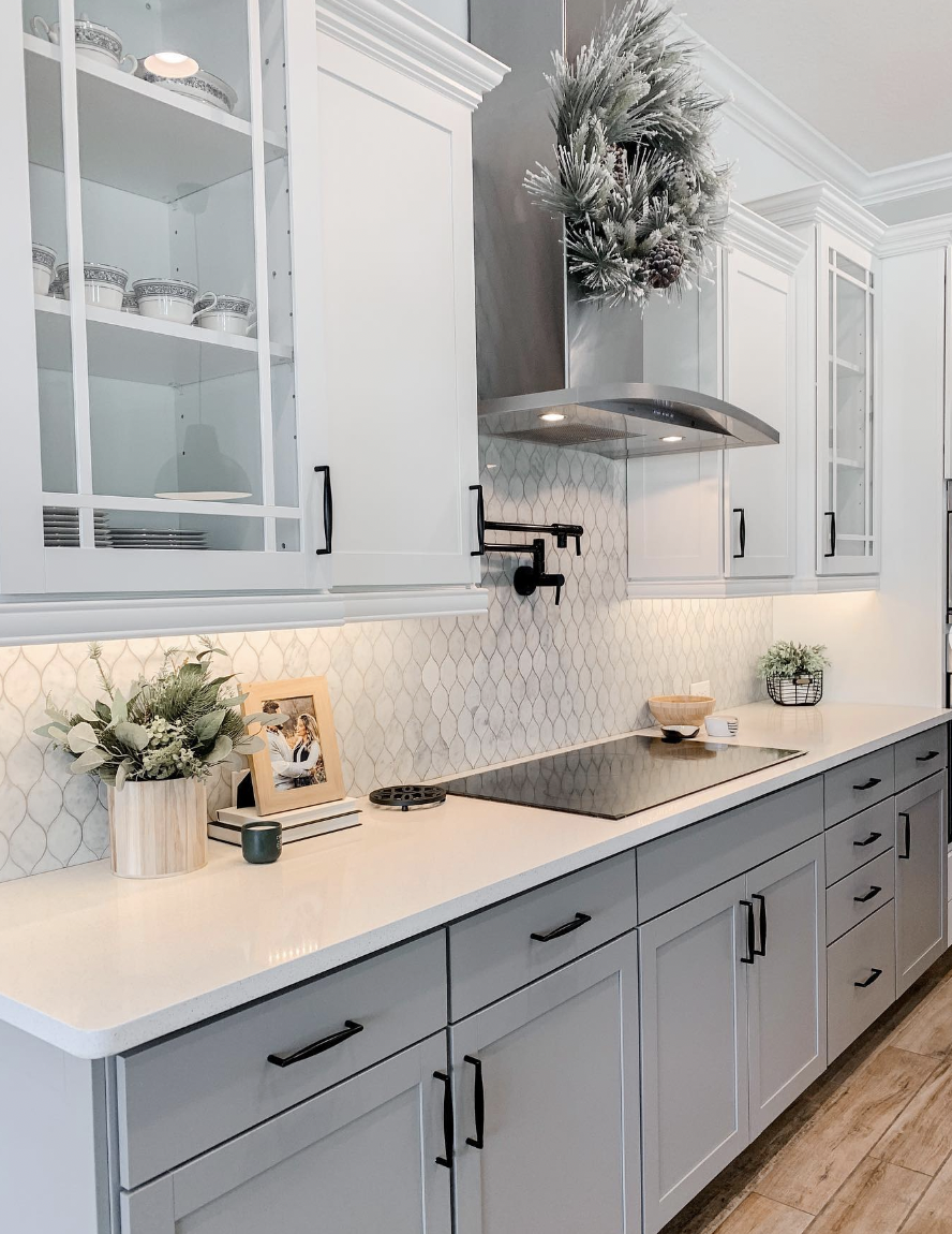 Christmas Decor for a White Cabinet Kitchen